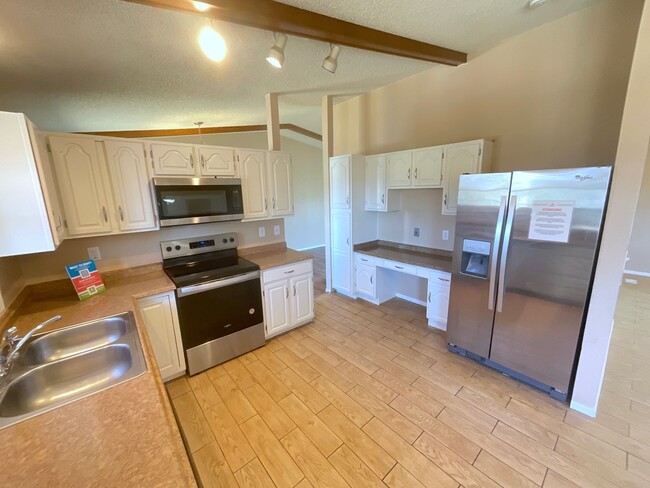 Building Photo - 5 Bedroom Home Available Near Research Pkw...