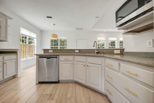 Building Photo - 848 Eagle View Dr