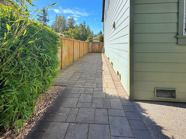 Building Photo - Charming Bothell 4BR Home w/ Bonus, Porch Swing & Private Backyard Awning