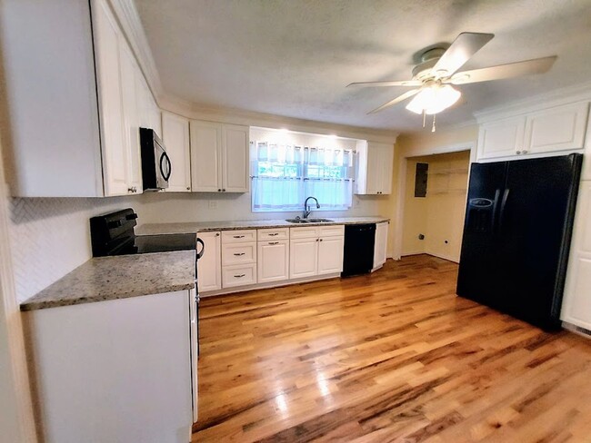 Building Photo - 3 Bedroom Brick Home