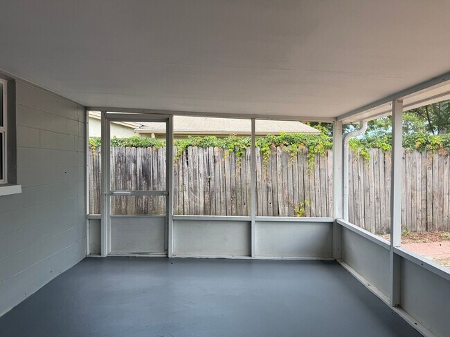 Building Photo - Available Now! Beautiful Single Family Por...