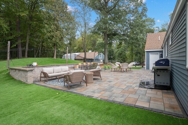 Building Photo - 123 Pond St