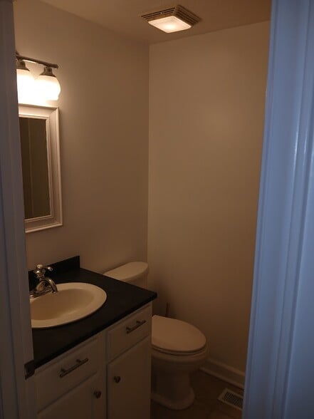 Hall Bath - 844 Barnette Tingen Rd