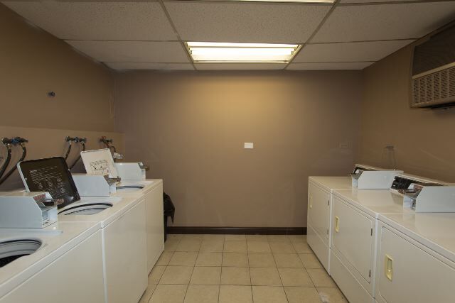 Building Photo - 842 W Wolfram St