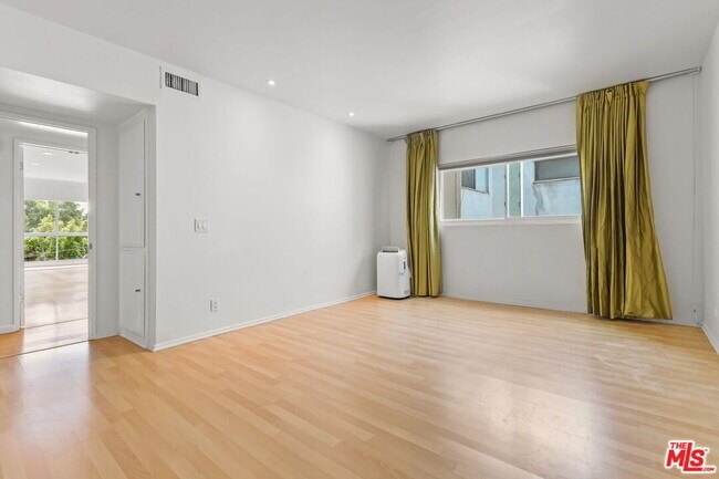 Building Photo - 8550 Holloway Dr