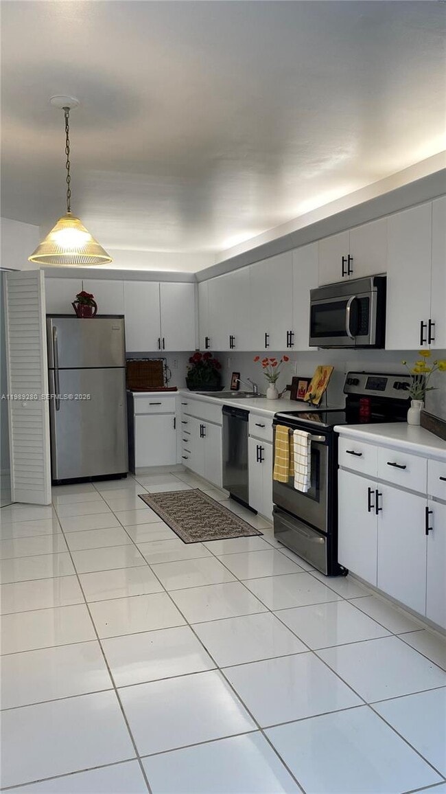 Building Photo - 543 Racquet Club Rd