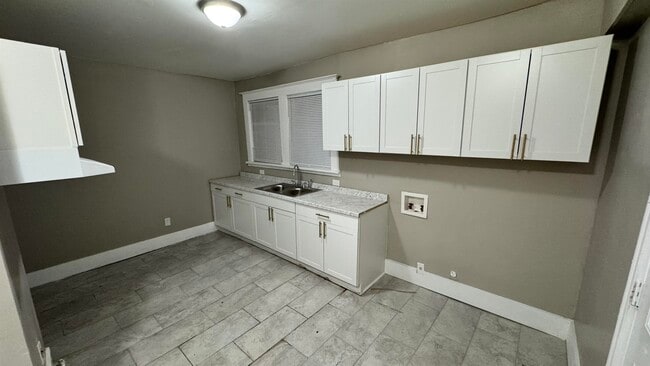 Building Photo - 919 N Willett St