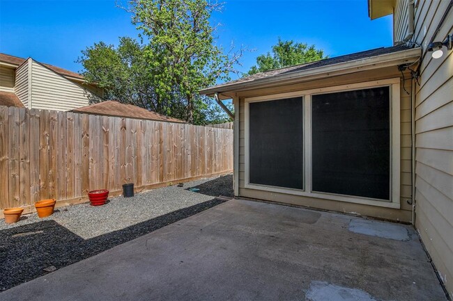 Building Photo - 10831 Sugar Hill Dr