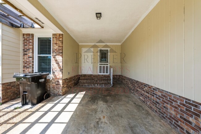 Building Photo - 7005 Robin's Nest Dr