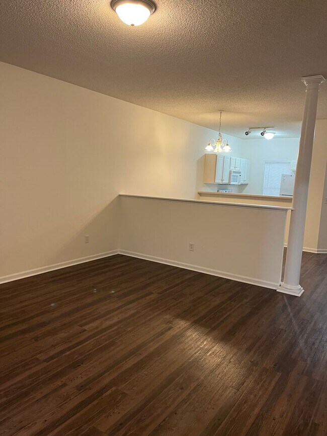 Building Photo - Spacious condo in excellent location