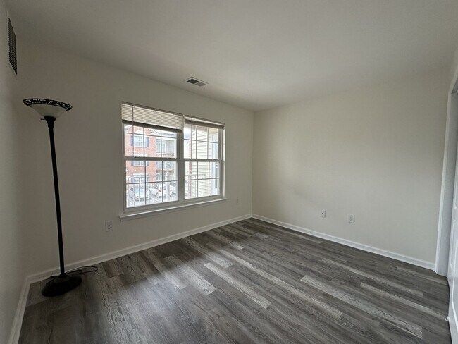 Building Photo - 3 bedrooms, 1 bathroom