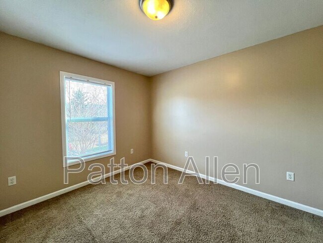 Building Photo - 4 Zell Ln