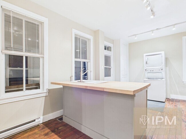 Building Photo - Beautiful 3 Bedroom, 1 Bath Colonial Home ...