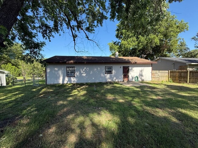 Building Photo - 3 Bedroom and 2 bathroom home.