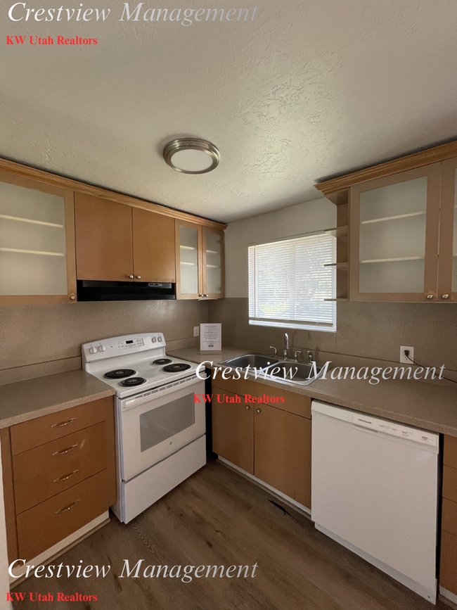 Building Photo - Spacious Home in Magna – Convenient Location! 1st month's rent free!