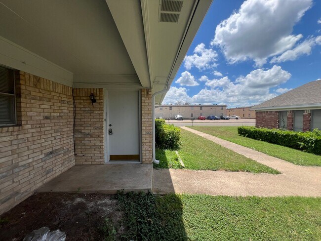 Building Photo - Duplex