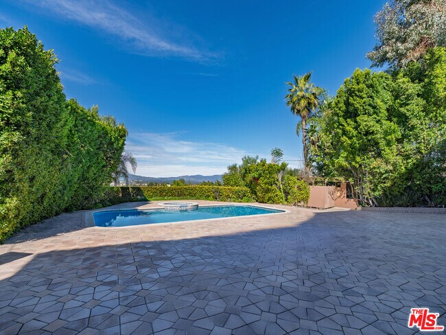Building Photo - 18047 Karen Dr