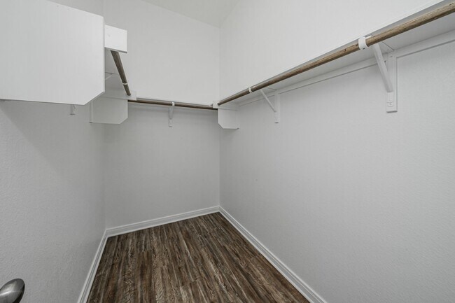 Building Photo - 521 Fallbrook Dr