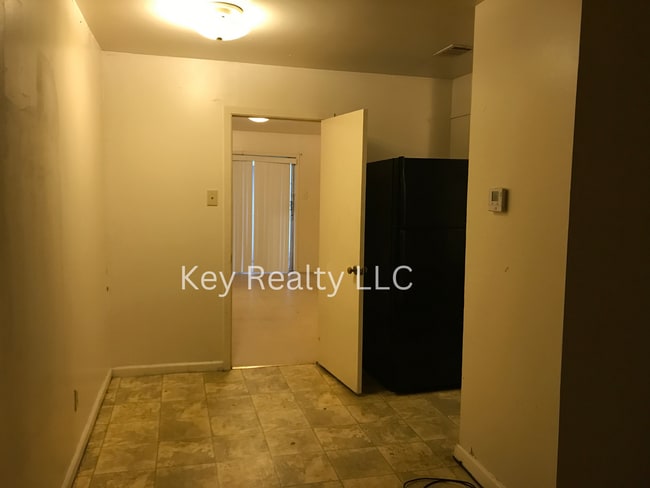 Building Photo - 913 - B College Drive - Pineville MOVE IN ...
