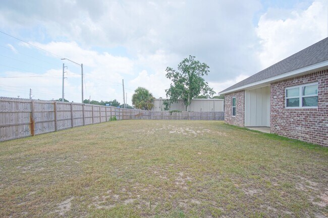 Building Photo - Gulf Breeze 3BR/2BA Townhome – Vaulted Cei...