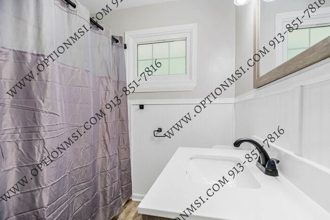Building Photo - Available NOW in Raytown