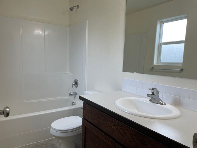 Building Photo - Very Nice 2 Story 3 Bedroom 2.5 Bath Home-...