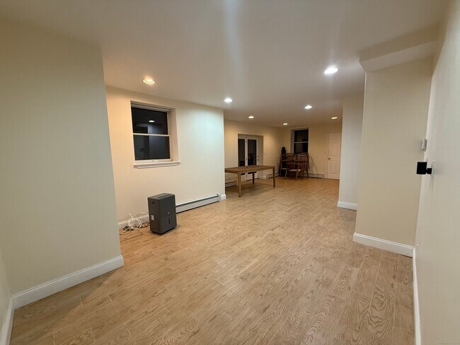 Building Photo - 368 Hoyt St