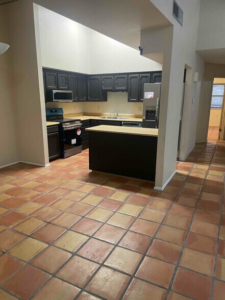 Building Photo - 5757 Lawndale Dr