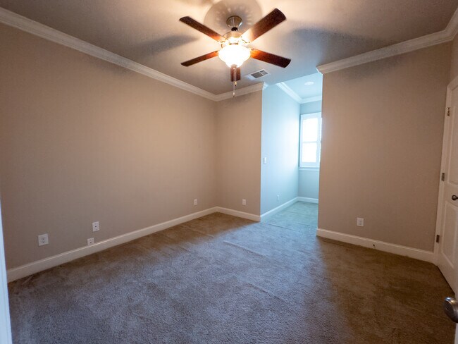 Building Photo - 2167 Shadowbrook Dr