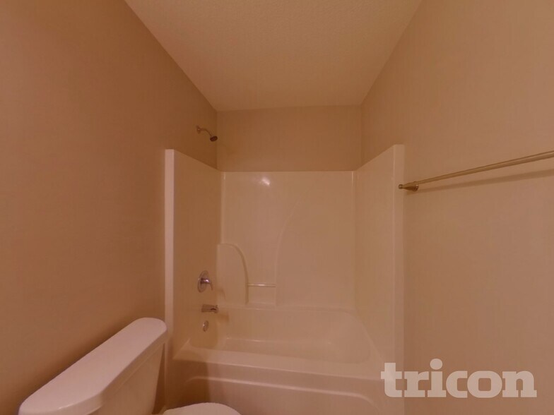 Building Photo - 1703 Mission Oaks St