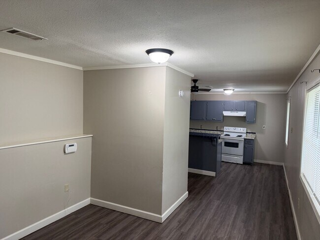 Building Photo - 2 Bed 1 Bath Duplex