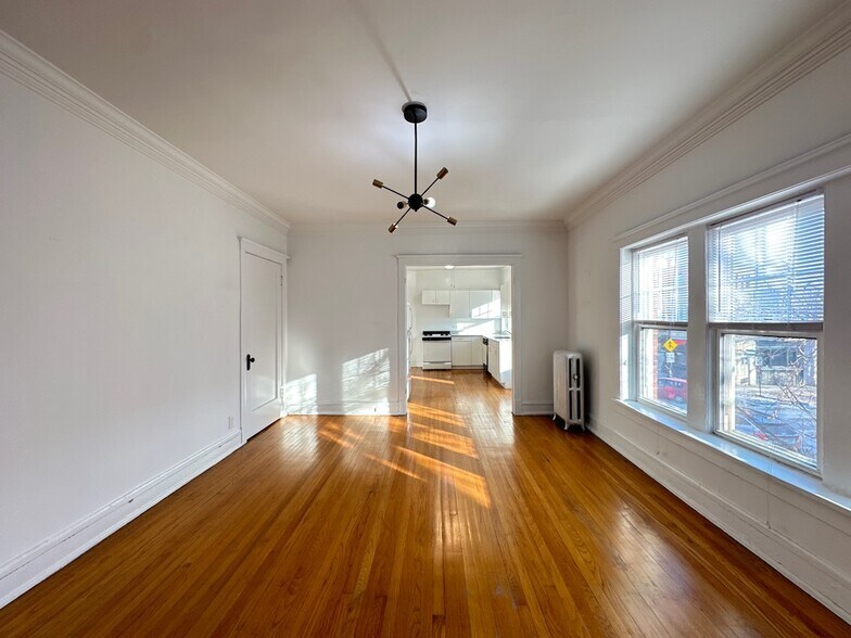 Building Photo - 2306 W Wilson Ave