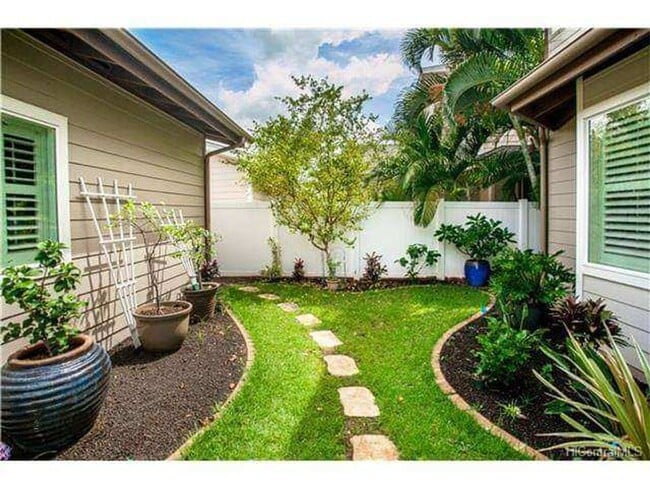 Building Photo - Stunning 3-Bedroom/3-Bathroom in Sunny Ewa...