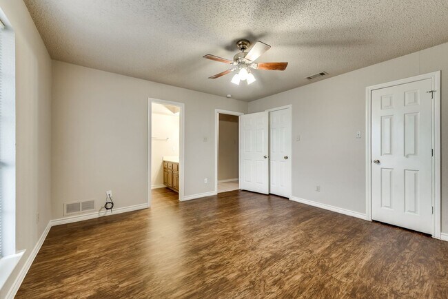 Building Photo - **COMING SOON** BEAUTIFUL CORNER LOT! Love...
