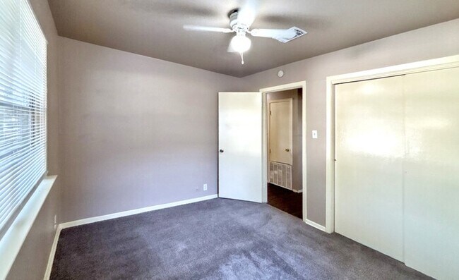Building Photo - 5826 Burr Oak Dr