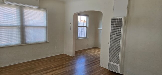 Building Photo - Downtown 2 bedroom apartment in triplex