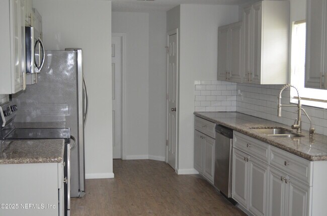 Building Photo - 7061 Civic Club Dr
