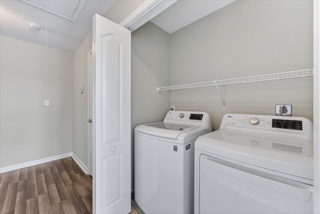 Building Photo - 3 Bedroom 3 1/2 Bath Pet Friendly Condo For Rent!