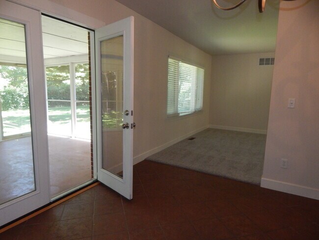 Building Photo - 2010 S Race St