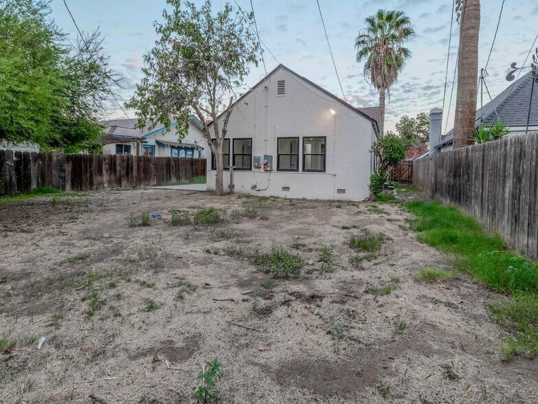 Building Photo - 1271 N Roosevelt Ave