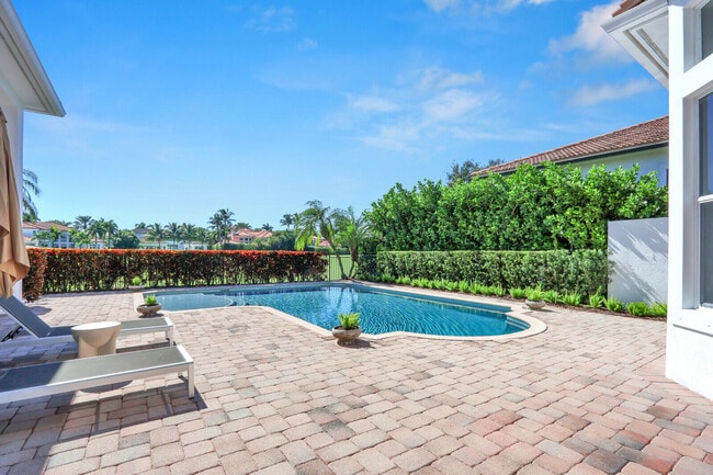 Building Photo - 528 Les Jardin Dr