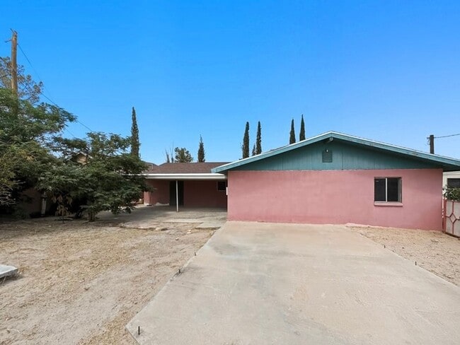 Building Photo - Adorable 5 Bedroom, 2 bath home in Sunland...
