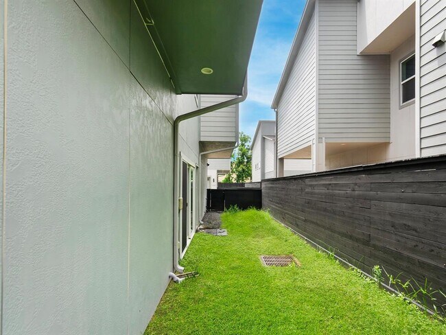Building Photo - 7706 Jack Oak Ave