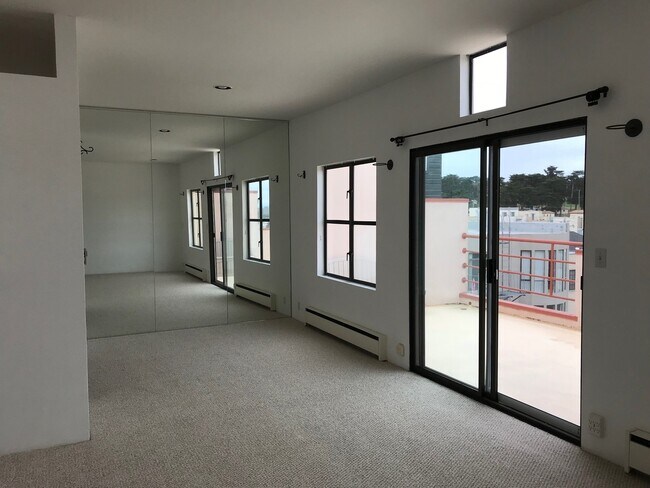 Building Photo - Studio w/Amazing Views, Walk-in Closet, Pa...