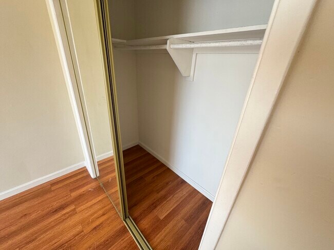 Building Photo - 521 S Manhattan Pl