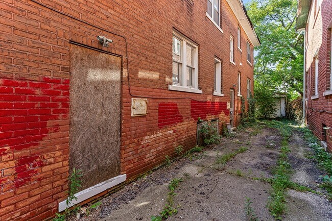 Building Photo - 3239 Fullerton Ave