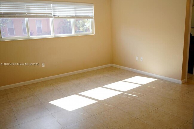 Building Photo - 10701 SW 77th Ct