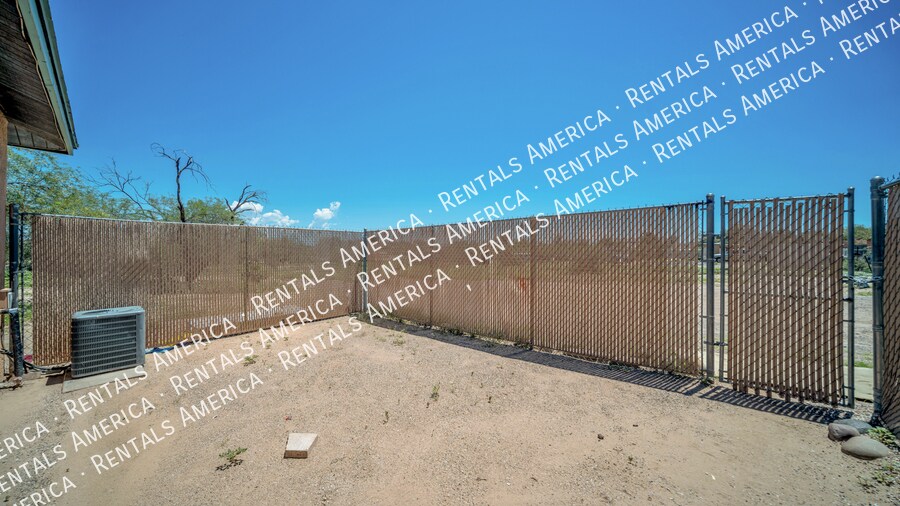 Building Photo - 1366 N Riverview Blvd