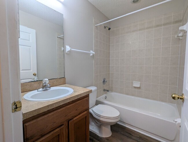 Building Photo - GREAT 3/2 Duplex READY FOR IMMEDIATE MOVE-...