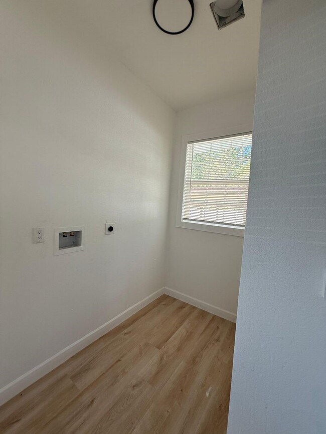 Building Photo - 8407 Carolwood Dr